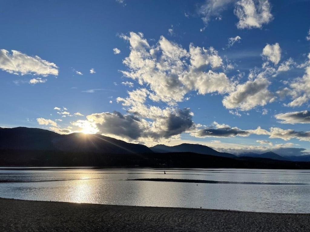 Akiskinook At Windermere Lake - Private Beach Access - New Pool And Hot Tub Now Open! Инвермир Экстерьер фото