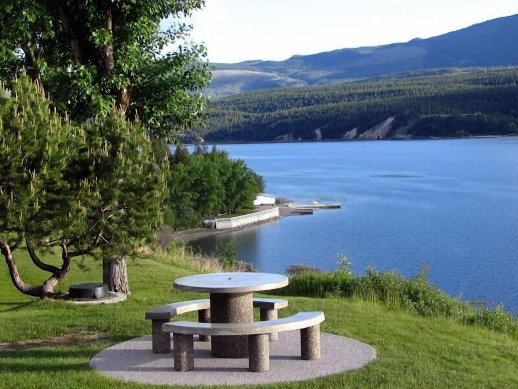 Akiskinook At Windermere Lake - Private Beach Access - New Pool And Hot Tub Now Open! Инвермир Экстерьер фото